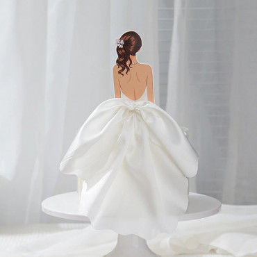 Topper na tort Dziewczyna Kobieta w atłasowej sukni Biała 10232