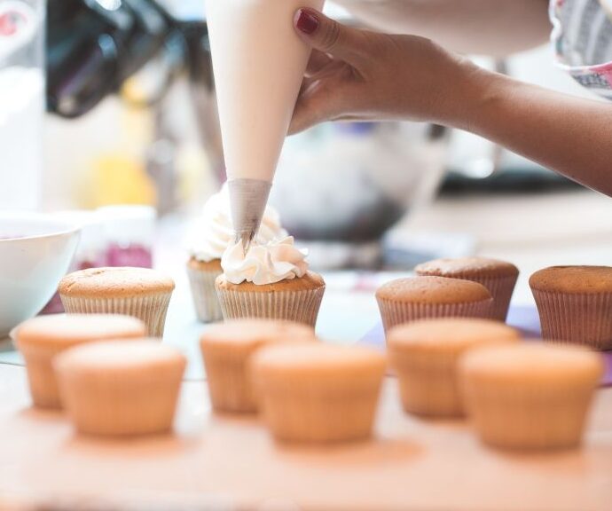 Niezbędnik kuchenny: podstawowe akcesoria do wypieków