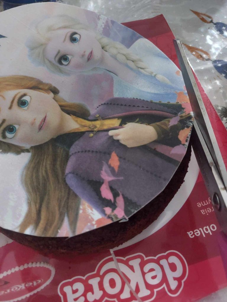 przycinanie opłatka na tort